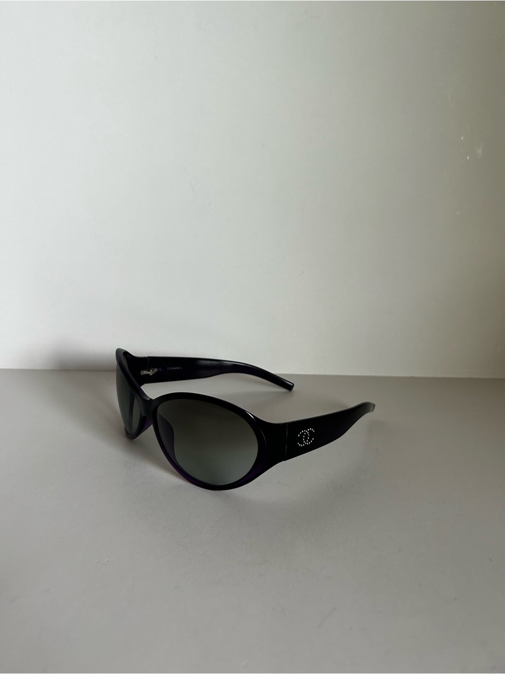 CHANEL Black Rounded Cat-Eye Sunglasses with Logo Detail